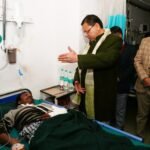 मुख्यमंत्री धामी ने घायलों का हालचाल जाना, पारिवारिक जनों से बातचीत कर इलाज का पूरा भरोसा दिया