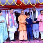 सीएम योगी आदित्यनाथ ने मुख्यमंत्री धामी की सराहना करते हुए कहा कि उनके नेतृत्व में देवभूमि उत्तराखंड विकास की नई ऊंचाइयों को छू रहा है