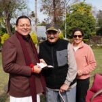 हरीश चंद्र जोशी ने मुख्यमंत्री धामी से भेंट कर सौंपा 10 लाख का चेक, राहत-बचाव और गरीब बच्चों की सहायता के लिए दिया सहयोग