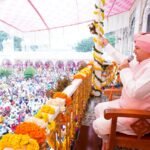 श्री महंत देवेंद्र दास जी महाराज के दरबार में देश-विदेश से आए श्रद्धालु श्री गुरु राम राय जी महाराज का आशीर्वाद प्राप्त कर रहे हैं।