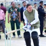 मुख्यमंत्री धामी ने स्वयं क्रिकेट खेलकर खिलाड़ियों का उत्साहवर्धन किया और खेल भावना को बढ़ावा दिया