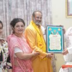 श्री महाराज जी ने डॉ. चिन्मय पंड्या की सेवा-भावना और सरल व्यक्तित्व की सराहना की