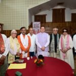 मुख्यमंत्री पुष्कर सिंह धामी ने 50 पुस्तकें खरीदकर सार्वजनिक पुस्तकालय को देने की घोषणा की