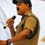 गरीबों की जमीन हड़पने के आरोप में जेल जा चुका निलंबित सिपाही शेर सिंह, CJP आंदोलन के मंच से ‘इस्तीफा’ लहराने पर उठे सवाल