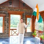 मुख्यमंत्री धामी ने मुख्यमंत्री आवास पर तिरंगा लगाकर दिया ‘हर घर तिरंगा’ का संदेश