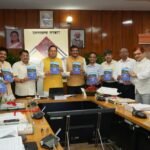 मुख्यमंत्री धामी ने ‘Uttarakhand at 25: A Himalayan State with Infinite Possibilities’ पुस्तक का किया विमोचन